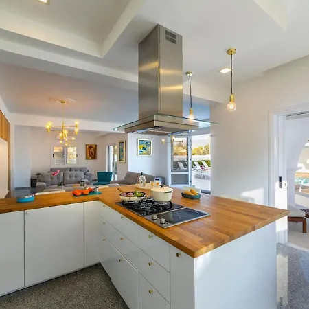 Villa Coral Jewel - Six Bedroom With Private Swimming Pool