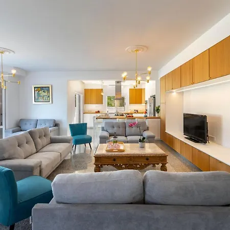 Coral Jewel - Six Bedroom With Private Swimming Pool