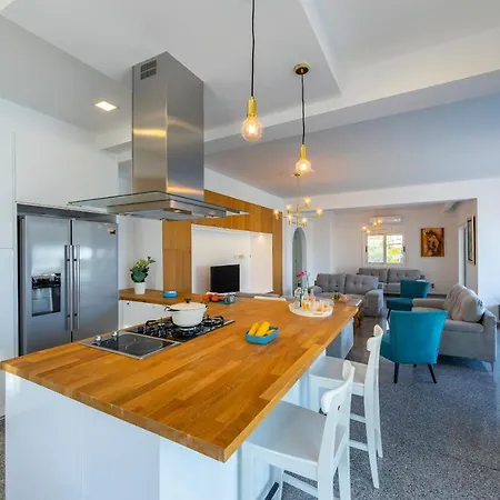 Willa Coral Jewel - Six Bedroom With Private Swimming Pool